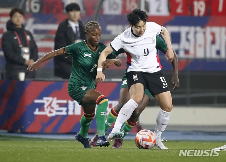 [용인=뉴시스] 정병혁 기자 = 11일 경기 용인미르스타디움에서 열린 여자축구 한국 대 잠비아의 친선경기, 대한민국 이금민이 돌파하고 있다. 2023.04.11. jhope@newsis.com