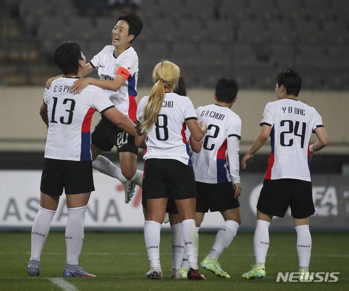 [용인=뉴시스] 정병혁 기자 = 11일 경기 용인미르스타디움에서 열린 여자축구 한국 대 잠비아의 친선경기, 대한민국 박은선이 골을 넣은 뒤 동료들과 기뻐하고 있다. 2023.04.11. jhope@newsis.com