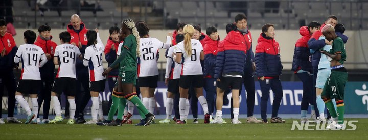 [용인=뉴시스] 정병혁 기자 = 11일 경기 용인미르스타디움에서 열린 여자축구 한국 대 잠비아의 친선경기에서 5대0으로 승리를 거둔 대한민국 선수와 콜린 벨 감독이 서로 기뻐하고 있다. 2023.04.11. jhope@newsis.com