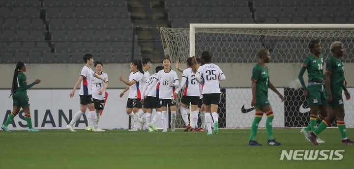 [용인=뉴시스] 김금보 기자 = 11일 경기 용인미르스타디움에서 열린 여자축구 한국 대 잠비아의 친선경기 2차전에서 잠비아에 5대0 대승을 거둔 한국이 기뻐하고 있다. 2023.04.11. kgb@newsis.com