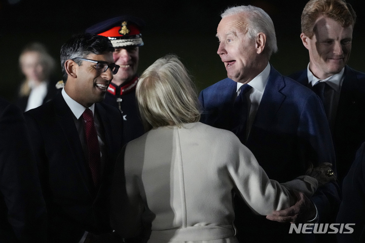 [벨파스트=AP/뉴시스] 조 바이든 미국 대통령이 지난 4월11일(현지시간) 북아일랜드 벨파스트의 벨파스트 국제공항에 도착해 리시 수낵(왼쪽) 영국 총리와 제인 하틀리 영국 주재 미국 대사의 영접을 받고 있다. 바이든 대통령은 나흘간의 일정으로 영국령 북아일랜드와 아일랜드 방문 일정을 시작했다. 2023.04.12.