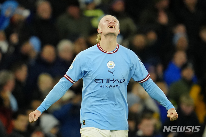 [맨체스터=AP/뉴시스] 맨체스터 시티의 엘링 홀란이 11일(현지시간) 영국 맨체스터의 에티하드 경기장에서 열린 2022-23 유럽축구연맹(UEFA) 챔피언스리그(UCL) 바이에른 뮌헨(독일)과의 8강 1차전 후반 31분 팀의 세 번째 골을 넣고 환호하고 있다. 맨시티가 홈에서 1차전을 3-0으로 승리했다. 2023.04.12.