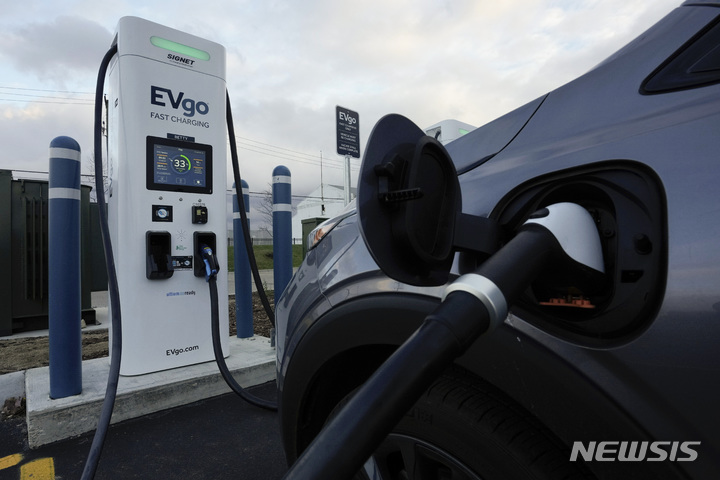 [디트로이트=AP/뉴시스] 미국 공화당 하원이 12일(현지 시간) 전기차 세금 공제 기간을 내년까지로 단축하는 내용의 세제 개혁안을 발표했다. (사진=뉴시스DB) 2025.05.13.