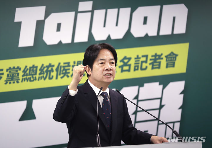 [타이베이=AP/뉴시스] 내년 대만 총통 선거에 집권 민진당 후보로 출마하는 라이칭더 현 부총통이 17일 중국의 위협에 직면해 주권을 절대 포기하지 않을 것임을 강조했다. 사진은 지난 4월12일 타이베이에서 열린 기자회견에 참석한 라이 부총통의 모습. 2023.06.17