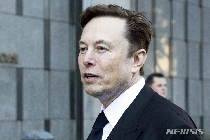 [샌프란시스코=AP/뉴시스] 14일(현지시간) 월스트리트저널 등 외신에 따르면 일론 머스크는 'X.AI'라는 이름의 새로운 인공지능 회사를 미국 네바다주에 설립했다. 사진은 지난 1월24일 머스크가 샌프란시스코 필립 버튼 연방빌딩의 미 법원을 떠나는 모습. 2023.04.12