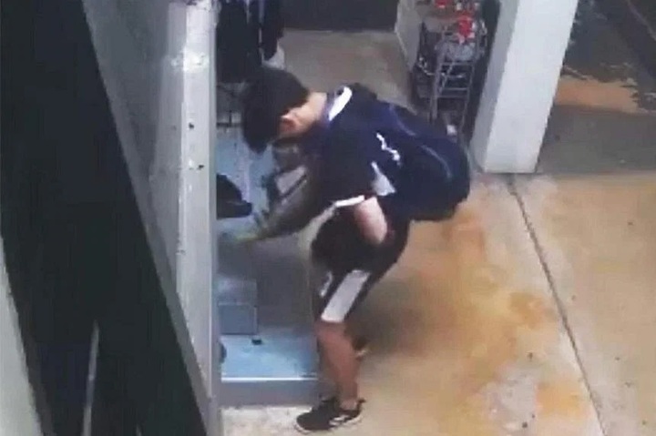 [서울=뉴시스] 싱가포르의 한 10대 소년이 주인이 있는 고양이에게 성행위를 시도한 혐의로 체포됐다고 12일(현지시간) 홍콩 사우스차이나모닝포스트(SCMP)에서 보도했다. 사진은 현장 CCTV 영상의 일부. (출처=페이스북 그룹 'Sayang Our Singapore's Community Cats') *재판매 및 DB 금지