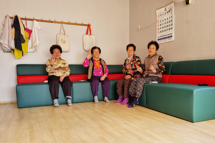 청송군 한 경로당에서 어르신들이 소파에 앉아 얘기를 나누고 있다. (사진=청송군 제공) *재판매 및 DB 금지
