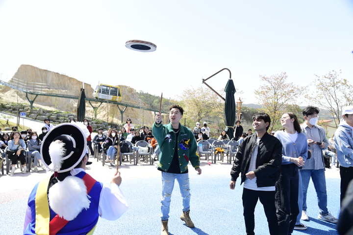 12일 남원시와 전북대의 교류행사로 전북대 한국어학당에서 유학 중인 외국인 학생 200여명이 남원시를 방문해 지역의 전통문화를 체험했다. 남원농악전수교육관에서 외국인 유학생들이 농악단과 함께 버나돌리기를 하고 있다. *재판매 및 DB 금지