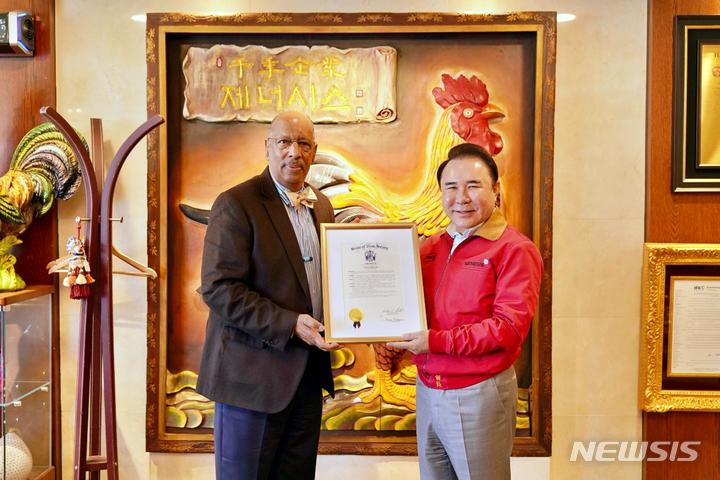 [서울=뉴시스]제너시스BBQ 그룹 윤홍근 회장(오른쪽)이 뉴저지주 경제 발전과 일자리 창출 공로를 인정받아 뉴저지주 상원의원 고든의 모습.(사진=BBQ치킨 제공)