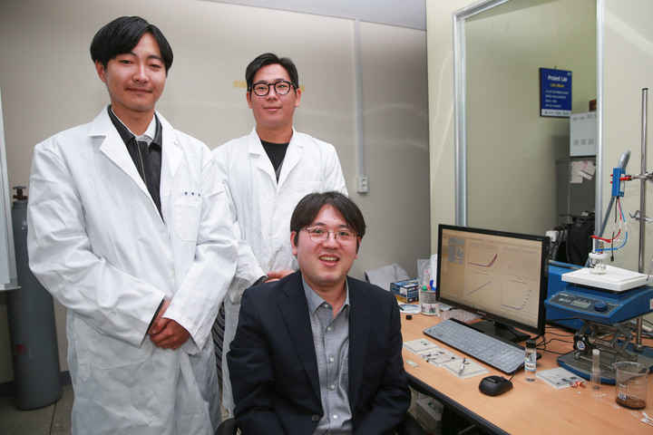최윤혁 대구가톨릭대 배터리학과 교수(오른쪽), 신소재화학공학과 석사과정 졸업생 김명규(왼쪽), 홍대현 *재판매 및 DB 금지