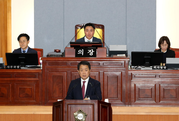 [울산=뉴시스]12일 울산 남구의회 의사당 5층 본회의장에서 제250회 임시회 제1차 본회의가 열린 가운데 서동욱 남구청장이 2023년도 제1회 추가경정예산안을 제출하며 제안설명을 하고 있다. (사진=울산 남구 제공) 2023.04.12. photo@newsis.com *재판매 및 DB 금지