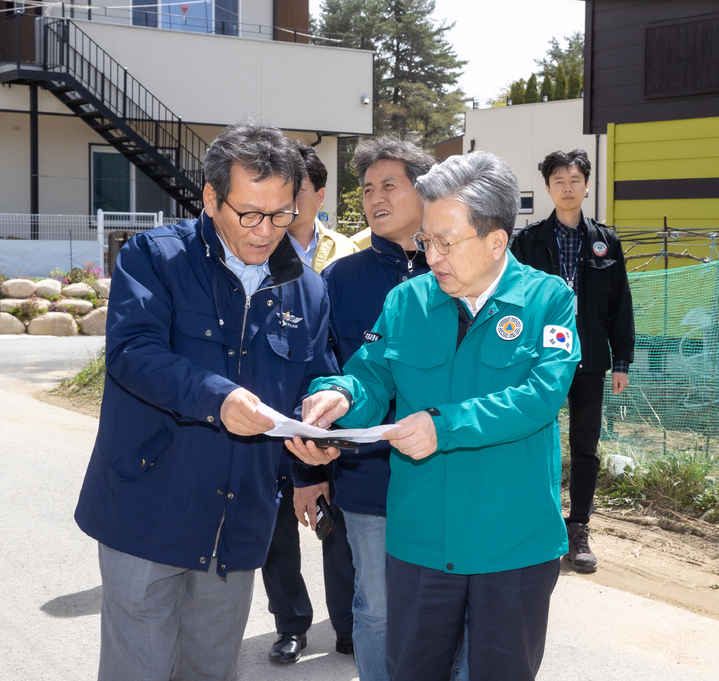 이원재 국토교통부 1차관이 12일 강원도 강릉시 일대 산불 피해 현장을 찾아 사고 수습 상황을 점검하고 있다.(사진 제공=국토부) *재판매 및 DB 금지