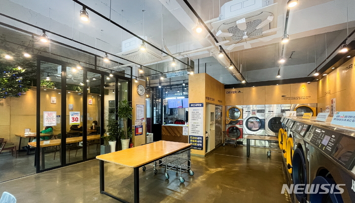 [서울=뉴시스] 탑크리닝업 행신본점 3in1 결합매장. (사진=탑크리닝업 제공) 2023.04.13. photo@newsis.com