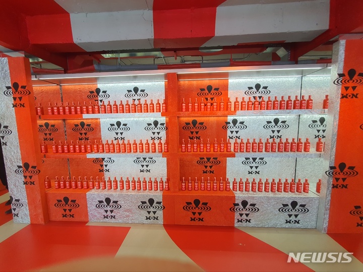 [서울=뉴시스]김혜경 기자 = 원소주X디젤 컬래버레이션 팝업스토어 1층에 '원소주X디젤 스피릿 에디션'이 진열돼 있다. 2023.04.12.