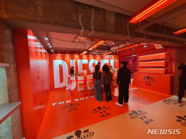 [서울=뉴시스] 김혜경 기자 = 원소주X디젤 컬래버레이션 팝업스토어 2층에 마련된 원더바. 2023.04.12.