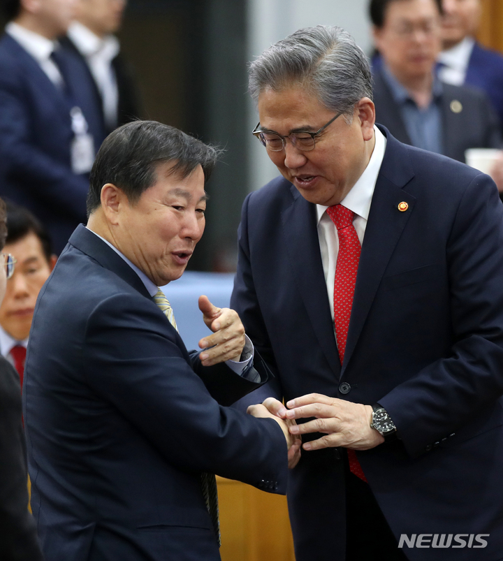 [서울=뉴시스] 고범준 기자 = 박진 외교부 장관과 이철규 국민의힘 사무총장이 지난 12일 오전 서울 여의도 국회 의원회관에서 열린 국민의힘 공부모임 국민공감에서 인사를 하고 있다. 2023.04.12. bjko@newsis.com