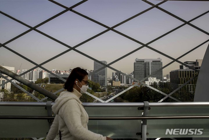 [서울=뉴시스] 정병혁 기자 = 중국발 고농도 황사가 전국에 영향을 준 지난 12일 오전 서울 서초구 누에다리에서 바라본 도심이 뿌옇게 보이고 있다. 2023.04.12. jhope@newsis.com