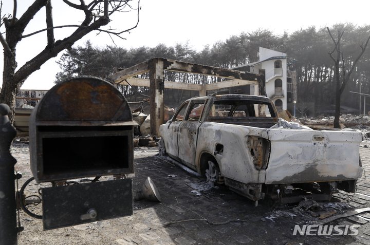 [강릉=뉴시스] 고승민 기자 = 강릉 산불 진화 이틀째인 12일 안현동 펜션 밀집지역 펜션들이 전소되거나 부분 전소돼 있다. 2023.04.12. kkssmm99@newsis.com