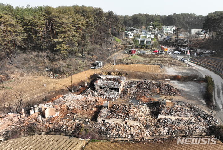 [강릉=뉴시스] 고승민 기자 = 강릉 산불 진화 이틀째인 12일 경포대 마을회관 인근 민가들이 전소돼 있다. 2023.04.12. kkssmm99@newsis.com