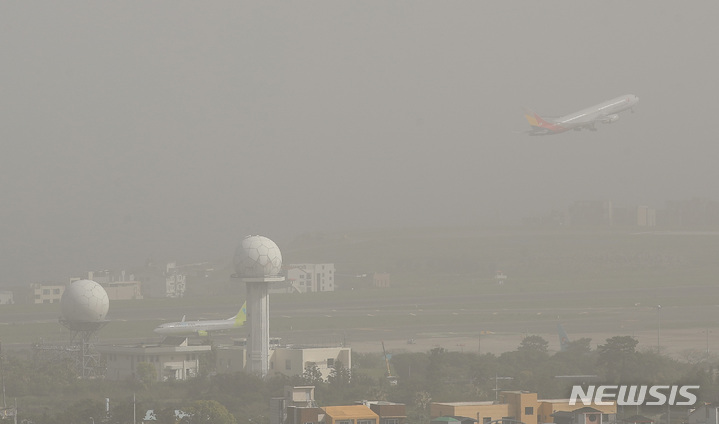 [제주=뉴시스] 우장호 기자 = 중국에서 발원한 황사 영향으로 대기질이 악화한 12일 오전 제주국제공항에서 여객기 한대가 희뿌연 하늘로 이륙하고 있다. 기상청에 따르면 고비사막과 중국 내몽골고원에서 발원한 황사가 북서풍을 타고 우리나라에 지속해서 유입되면서 오는 13일까지 대기질이 '매우나쁨' 수준을 보일 것으로 예측됐다. 2023.04.12. woo1223@newsis.com