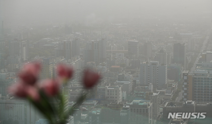 [제주=뉴시스] 우장호 기자 = 중국에서 발원한 황사 영향으로 대기질이 악화한 12일 오전 제주시 연동 지역 건물들이 미세먼지로 인해 뿌연 모습을 하고 있다. 기상청에 따르면 고비사막과 중국 내몽골고원에서 발원한 황사가 북서풍을 타고 우리나라에 지속해서 유입되면서 오는 13일까지 대기질이 '매우나쁨' 수준을 보일 것으로 예측됐다. 2023.04.12. woo1223@newsis.com