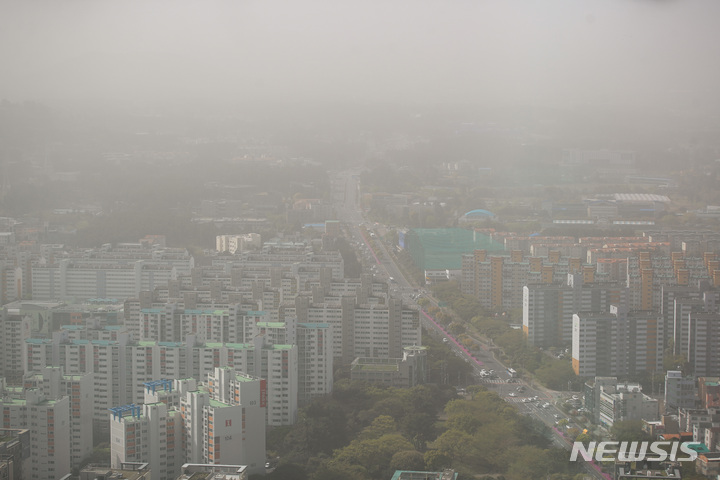 [제주=뉴시스] 우장호 기자 = 중국에서 발원한 황사 영향으로 대기질이 악화한 12일 오전 제주시 노형동 지역 건물들이 미세먼지로 인해 뿌연 모습을 하고 있다. 기상청에 따르면 고비사막과 중국 내몽골고원에서 발원한 황사가 북서풍을 타고 우리나라에 지속해서 유입되면서 오는 13일까지 대기질이 '매우나쁨' 수준을 보일 것으로 예측됐다. 2023.04.12. woo1223@newsis.com