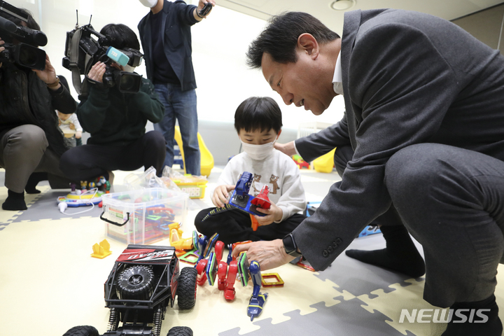 [서울=뉴시스] 최진석 기자 = 오세훈 서울시장이 지난 4월12일 서울 중구 서울시청 신청사에서 열린 서울 엄빠 기자단 간담회 서울 엄마아빠에게 듣는다 참석에 앞서 어린이와 놀아주고 있다.  2023.04.12. myjs@newsis.com