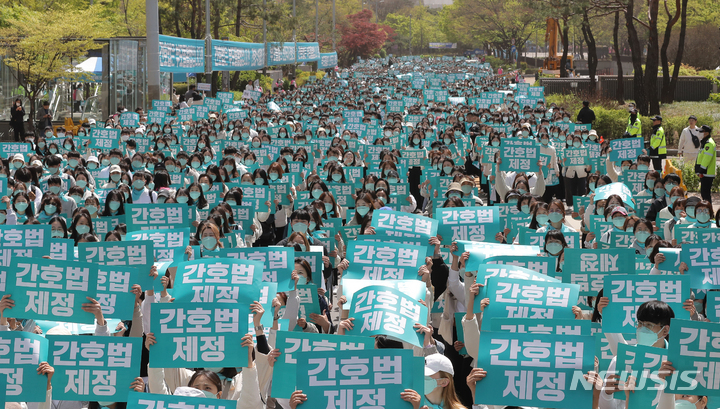 [서울=뉴시스] 김금보 기자 = 간호법 제정안 국회 본회의 상정을 하루 앞둔 12일 오후 간호법제정촉구 범국민운동본부 주최 집회에 참여한 간호사들이 서울 여의도 국회의사당 앞에서 열린 '간호법 국회 통과 촉구 수요한마당'에서 손피켓을 들고 있다. 2023.04.12. kgb@newsis.com