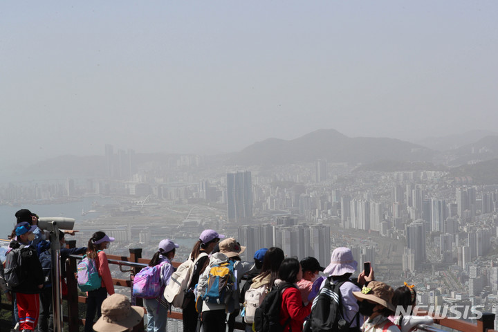 [부산=뉴시스] 하경민 기자 = 중국발 황사의 영향으로 부산 16개 구·군 전 지역에 '미세먼지 경보'(PM10)가 발령된 12일 황령산 봉수대를 찾은 학생들이 뿌옇게 변한 도심을 내려다보고 있다. 2023.04.12. yulnetphoto@newsis.com