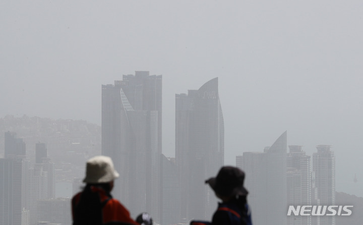 [부산=뉴시스] 하경민 기자 = 중국발 황사의 영향으로 부산 16개 구·군 전 지역에 '미세먼지 경보'(PM10)가 발령된 12일 황령산의 한 전망대를 찾은 시민들이 뿌옇게 변한 도심을 내려다보고 있다. 2023.04.12. yulnetphoto@newsis.com