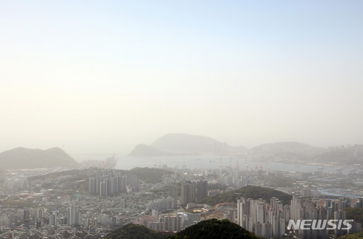[부산=뉴시스] 하경민 기자 = 중국발 황사의 영향으로 부산 16개 구·군 전 지역에 '미세먼지 경보'(PM10)가 발령된 12일 황령산의 한 전망대에서 내려다 본 부산 도심이 뿌옇게 보이고 있다. 2023.04.12. yulnetphoto@newsis.com