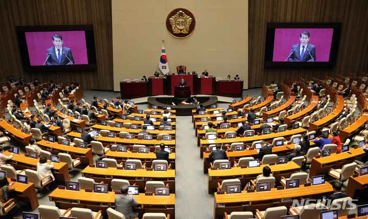 [서울=뉴시스] 고범준 기자 = 제405회국회(임시회) 제3차 국회의원 선거제도 개선에 관한 결의안 심사를 위한 전원위원회. 2023.04.12. bjko@newsis.com