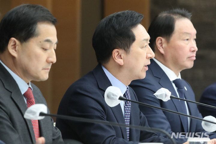 [서울=뉴시스] 권창회 기자 = 김기현 국민의힘 대표가 12일 오후 서울 중구 대한상의회관 챔버라운지에서 열린 국민의힘 당 대표 초청 정책간담회에서 인사말을 하고 있다. 2023.04.12. kch0523@newsis.com