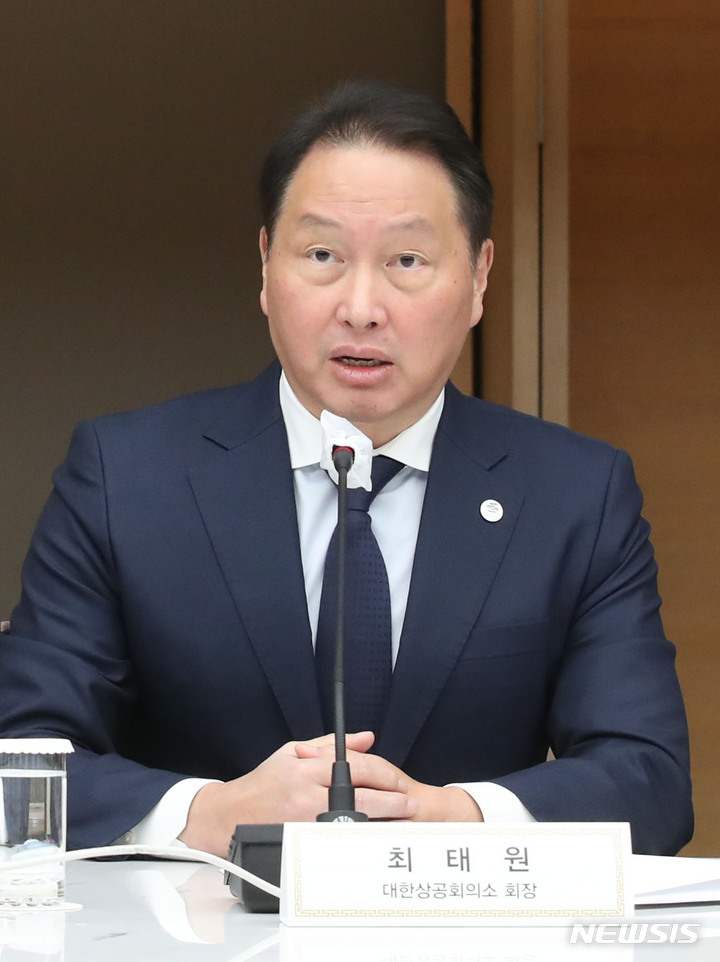 [서울=뉴시스] 권창회 기자 = 최태원 대한상의 회장이 12일 오후 서울 중구 대한상의회관 챔버라운지에서 열린 국민의힘 당 대표 초청 정책간담회에서 인사말을 하고 있다. 2023.04.12. kch0523@newsis.com