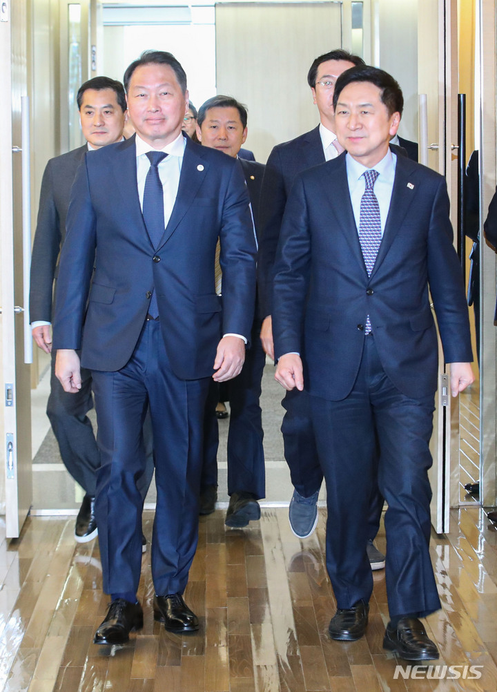 [서울=뉴시스] 권창회 기자 = 최태원(왼쪽) 대한상의 회장과 김기현 국민의힘 대표가 12일 오후 서울 중구 대한상의회관 챔버라운지에서 정책간담회 참석을 위해 이동하고 있다. 2023.04.12. kch0523@newsis.com