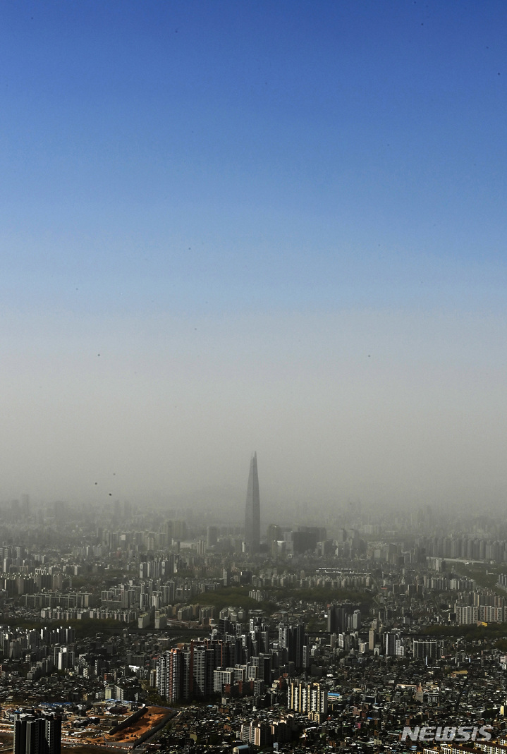 [광주(경기)=뉴시스] 김종택 기자 = 중국발 황사의 영향으로 미세먼지 농도가 '매우 나쁨' 수준을 보인 12일 경기도 광주시 남한산성에서 바라본 서울 도심이 뿌옇게 보이고 있다. 2023.04.12. jtk@newsis.com