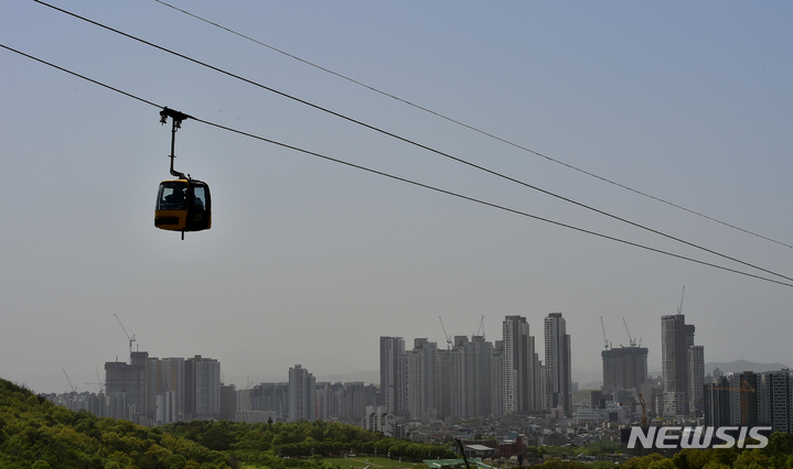[대구=뉴시스] 이무열 기자 = 전국 대부분 지역에 미세먼지 농도가 ‘매우 나쁨’ 수준을 보인 12일 오후 대구 83타워에서 바라본 도심이 뿌옇게 보이고 있다. 2023.04.12. lmy@newsis.com