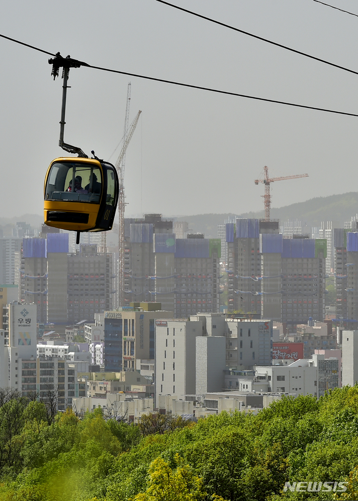 [대구=뉴시스] 이무열 기자 = 전국 대부분 지역에 미세먼지 농도가 ‘매우 나쁨’ 수준을 보인 12일 오후 대구 83타워에서 바라본 도심이 뿌옇게 보이고 있다. 2023.04.12. lmy@newsis.com