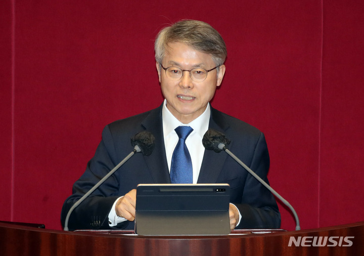 [서울=뉴시스] 고범준 기자 = 민형배 무소속 의원이 12일 오후 서울 여의도 국회 본회의장에서 열린 제405회국회(임시회) 제3차 국회의원 선거제도 개선에 관한 결의안 심사를 위한 전원위원회에서 발언하고 있다. 2023.04.12. bjko@newsis.com