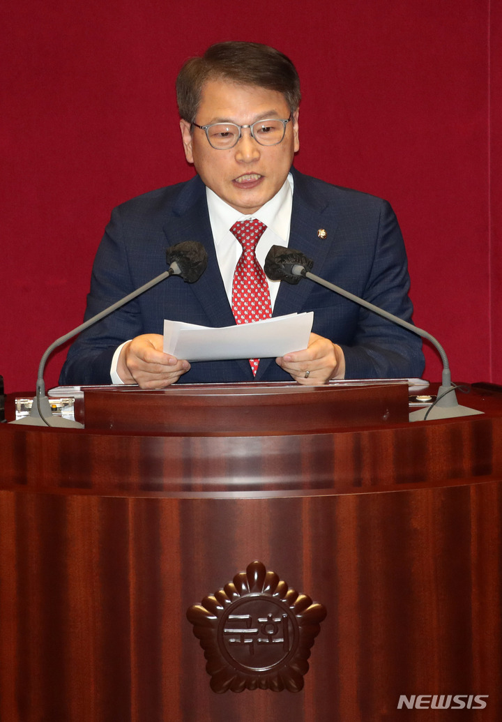 [서울=뉴시스] 고범준 기자 = 이종성 국민의힘 의원이 지난 4월12일 오후 서울 여의도 국회 본회의장에서 열린 제405회국회(임시회) 제3차 국회의원 선거제도 개선에 관한 결의안 심사를 위한 전원위원회에서 발언하고 있다. 2023.06.07. bjko@newsis.com