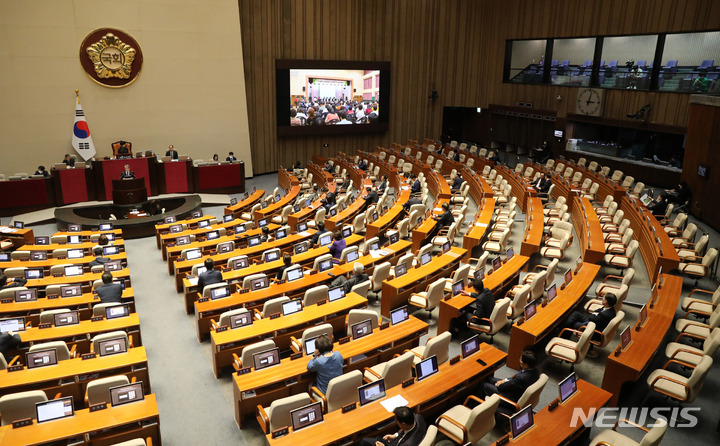 [서울=뉴시스] 고범준 기자 = 12일 오후 서울 여의도 국회 본회의장에서 열린 제405회국회(임시회) 제3차 국회의원 선거제도 개선에 관한 결의안 심사를 위한 전원위원회에서 곳곳에 의원들의 자리가 비어 있다. 2023.04.12. bjko@newsis.com