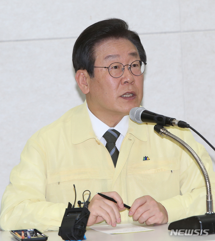 [강릉=뉴시스] 김경목 기자 = 이재명 더불어민주당 대표가 12일 오후 강원 강릉시 녹색도시체험센터 통합지휘본부를 찾아 김진태 강원도지사와 김홍규 강릉시장으로부터 산불 피해 현황을 설명듣자 질문을 하고 있다. 이 대표는 지난 11일 발생한 강릉 산불 피해 현황을 살펴보고 이재민들을 만나 위로하기 위해 강릉에 내려왔다. 2023.04.12. photo31@newsis.com
