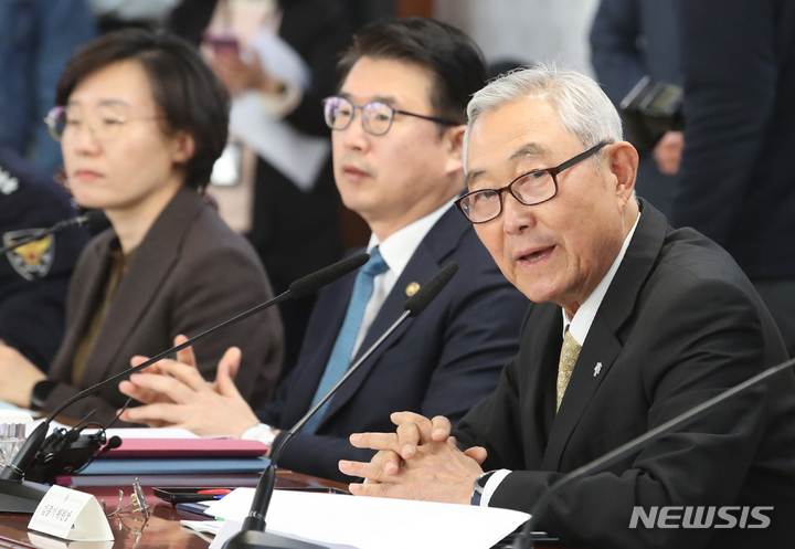 [서울=뉴시스] 김명원 기자 = 김종기 학교폭력위원회 공동위원장(푸른나무재단 명예이사장)이 12일 서울 종로구 정부서울청사에서 열린 학교폭력대책위원회에 참석해 발언하고 있다. 왼쪽은 장상윤 교육부 차관. 이주호 사회부총리 겸 교육부 장관은 코로나19 확진자와 접촉해 유전자증폭 검사를 받고 결과를 대기하고 있어 이날 회의에 불참했다. 2023.04.12. kmx1105@newsis.com