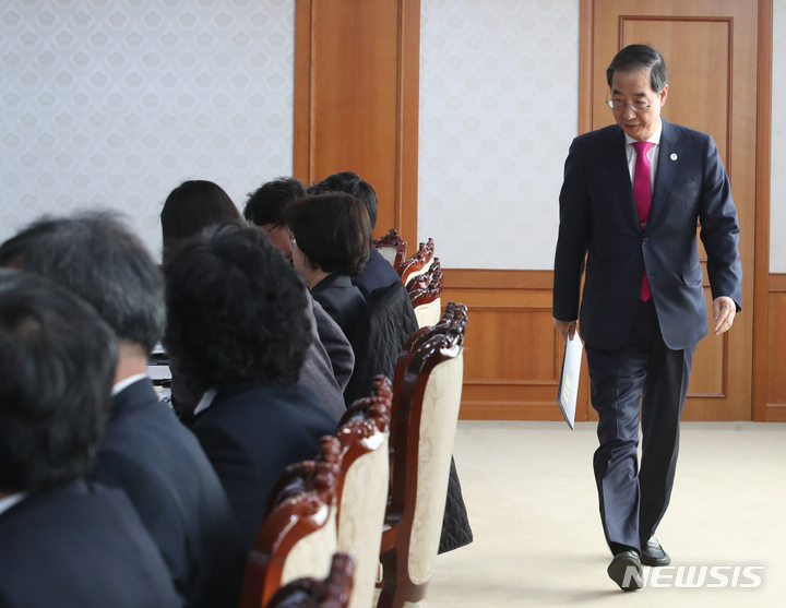 [서울=뉴시스] 김명원 기자 = 학교폭력대책위원회 위원장인 한덕수 국무총리가 12일 서울 종로구 정부서울청사에서 열린 학교폭력대책위원회에 참석하고 있다. 2023.04.12. kmx1105@newsis.com