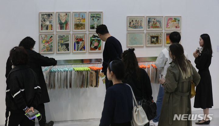 [서울=뉴시스] 조수정 기자 = 12일 서울 강남구 코엑스에서 열린 2023 화랑미술제(Galleries Art Fair 2023) VIP 개막행사에서 참석자들이 아라리오 갤러리 전시 작품을 관람하고 있다. 41주년을 맞는 이번 화랑미술제는 역대 최다인 156개 국내 갤러리가 참여한다. 900명 이상의 작가들이 출품, 약 10000여점의 회화, 판화, 조각, 설치, 미디어 등 다양한 작품을 관람, 구매할 수 있다. 2023.04.12.chocrystal@newsis.com