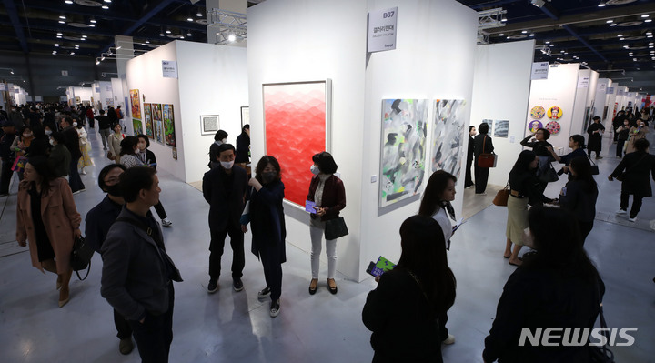 [서울=뉴시스] 조수정 기자 = 12일 서울 강남구 코엑스에서 열린 2023 화랑미술제(Galleries Art Fair 2023) VIP 개막행사에서 참석자들이 갤러리현대 전시작품을 관람하고 있다. 41주년을 맞는 이번 화랑미술제는 역대 최다인 156개 국내 갤러리가 참여한다. 900명 이상의 작가들이 출품, 약 10000여점의 회화, 판화, 조각, 설치, 미디어 등 다양한 작품을 관람, 구매할 수 있다. 2023.04.12.chocrystal@newsis.com