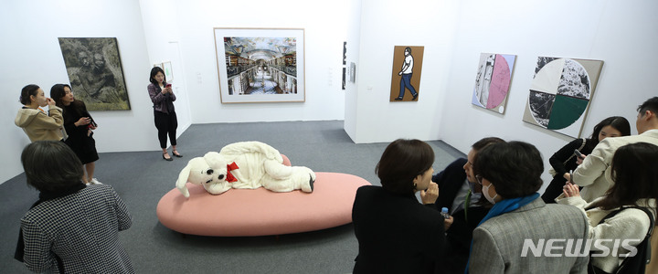 [서울=뉴시스] 조수정 기자 = 12일 서울 강남구 코엑스에서 열린 2023 화랑미술제(Galleries Art Fair 2023) VIP 개막행사에서 참석자들이 국제갤러리 전시작품을 관람하고 있다. 41주년을 맞는 이번 화랑미술제는 역대 최다인 156개 국내 갤러리가 참여한다. 900명 이상의 작가들이 출품, 약 10000여점의 회화, 판화, 조각, 설치, 미디어 등 다양한 작품을 관람, 구매할 수 있다. 2023.04.12.chocrystal@newsis.com