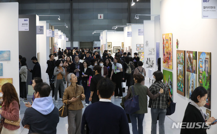 [서울=뉴시스] 조수정 기자 = 12일 서울 강남구 코엑스에서 열린 2023 화랑미술제(Galleries Art Fair 2023) VIP 개막행사에서 참석자들이 작품을 관람하고 있다. 41주년을 맞는 이번 화랑미술제는 역대 최다인 156개 국내 갤러리가 참여한다. 900명 이상의 작가들이 출품, 약 10000여점의 회화, 판화, 조각, 설치, 미디어 등 다양한 작품을 관람, 구매할 수 있다. 2023.04.12.chocrystal@newsis.com