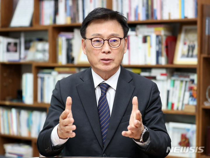 [서울=뉴시스] 이영환 기자 = 더불어민주당 차기 원내대표 출마를 선언한 박광온 의원이 12일 오후 서울 여의도 국회 의원회관 사무실에서 뉴시스와 인터뷰를 하고 있다. 2023.04.13. 20hwan@newsis.com