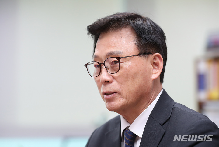 [서울=뉴시스] 이영환 기자 = 더불어민주당 차기 원내대표 출마를 선언한 박광온 의원이 12일 오후 서울 여의도 국회 의원회관 사무실에서 뉴시스와 인터뷰를 하고 있다. 2023.04.13. 20hwan@newsis.com